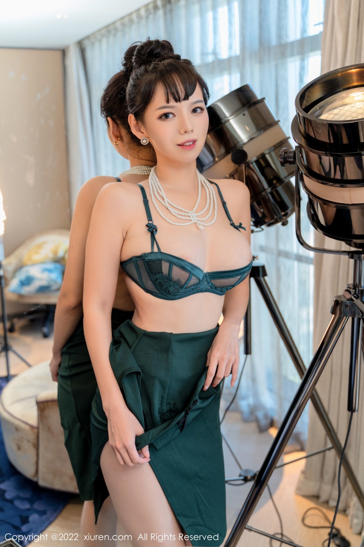 xgyw.top_XiuRen第5646期_模特大美妞儿墨绿色修身旗袍半脱露性感内衣秀完美身材诱惑写真64P