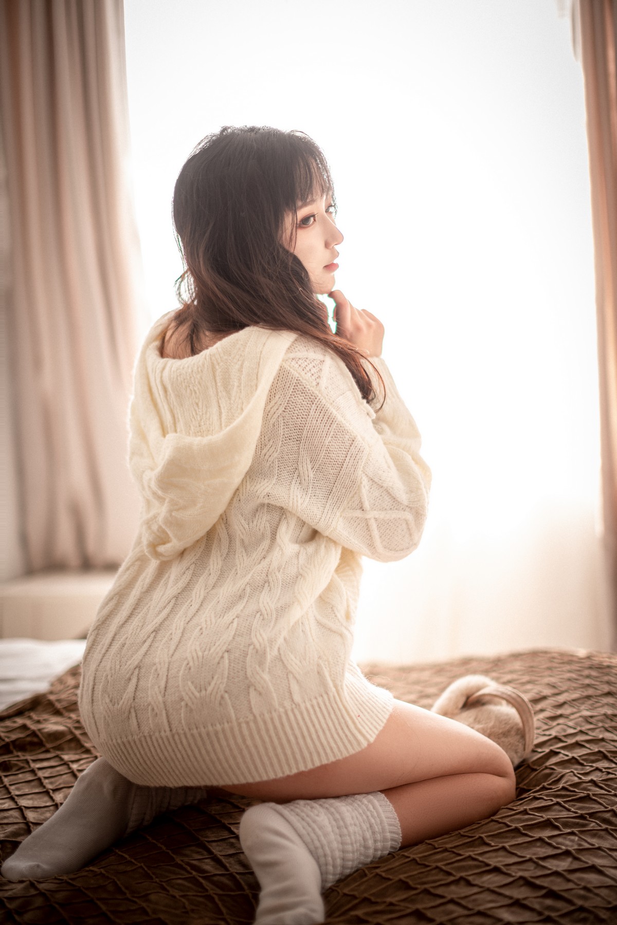 xgyw.top_Coser美女奇行家狗崽初冬梅川堀子主题私房性感纯白毛衣半脱露红色内衣诱惑写真40P