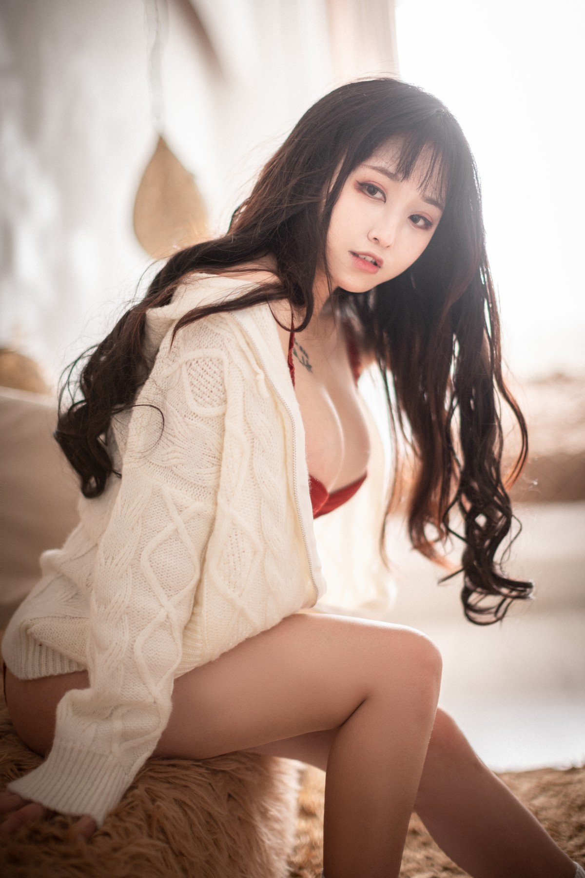xgyw.top_Coser美女奇行家狗崽初冬梅川堀子主题私房性感纯白毛衣半脱露红色内衣诱惑写真40P