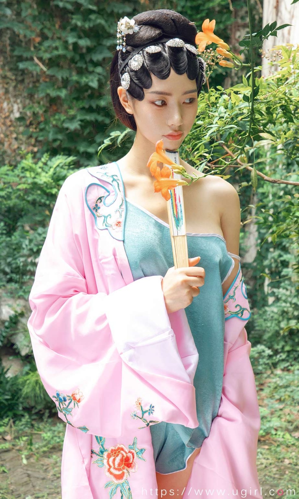 xgyw.top_[Ugirls爱尤物]No.2428_模特方子萱性感旗袍系列 粉色古典服饰秀完美身材诱惑写真35P