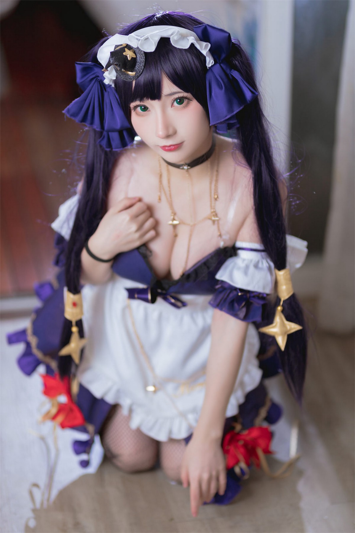 xgyw.top_网络美女是三不是世w原神莫娜女仆主题性感低胸女仆装配黑丝网袜诱惑写真55P