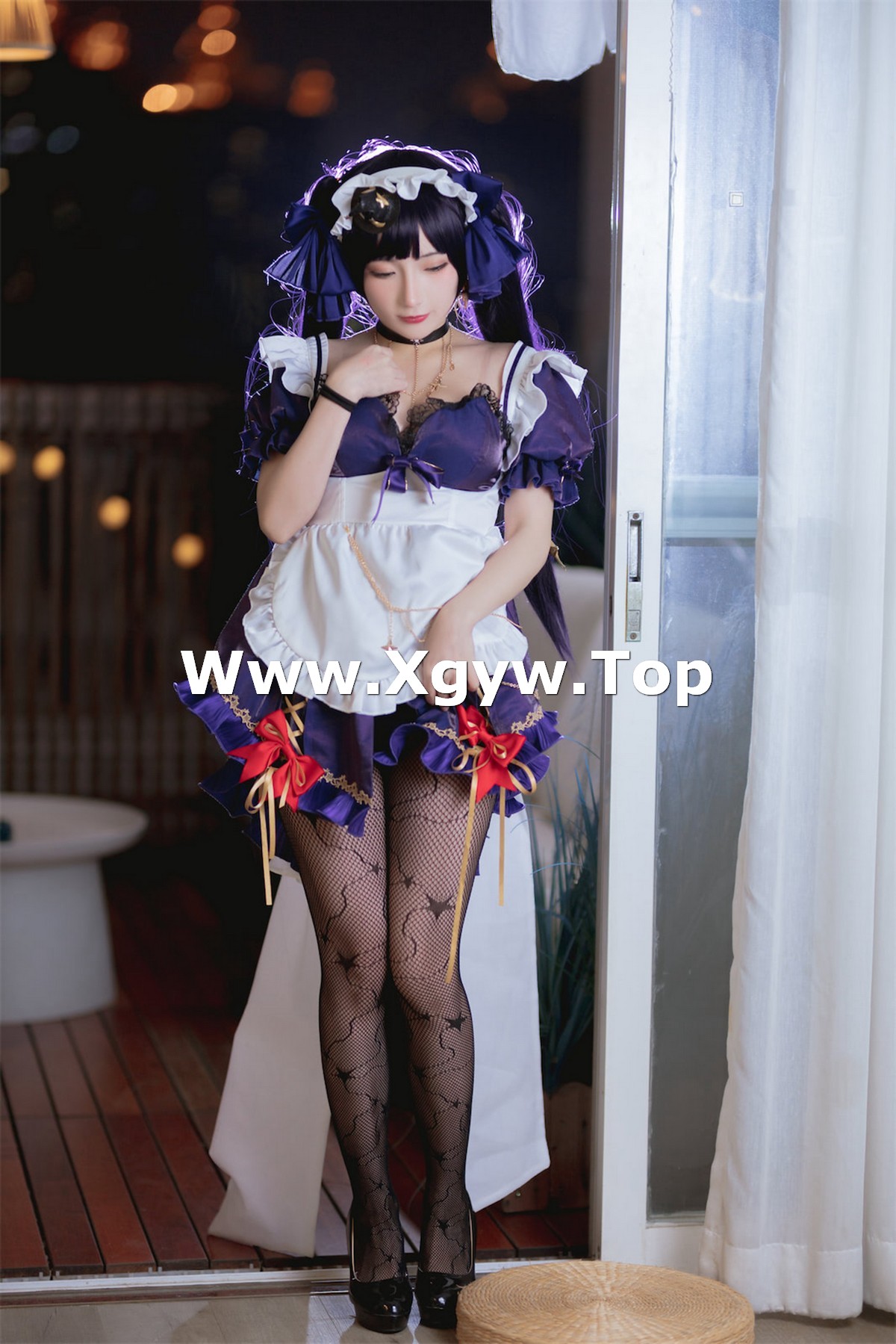 xgyw.top_网络美女是三不是世w原神莫娜女仆主题性感低胸女仆装配黑丝网袜诱惑写真55P