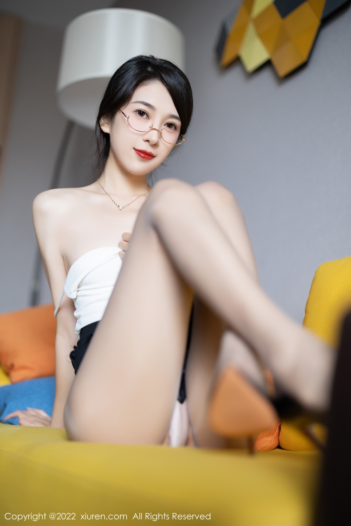 xgyw.top_XiuRen第5656期_模特林乐一白色吊带衣配黑短裙露开档灰丝秀曼妙身姿诱惑写真90P