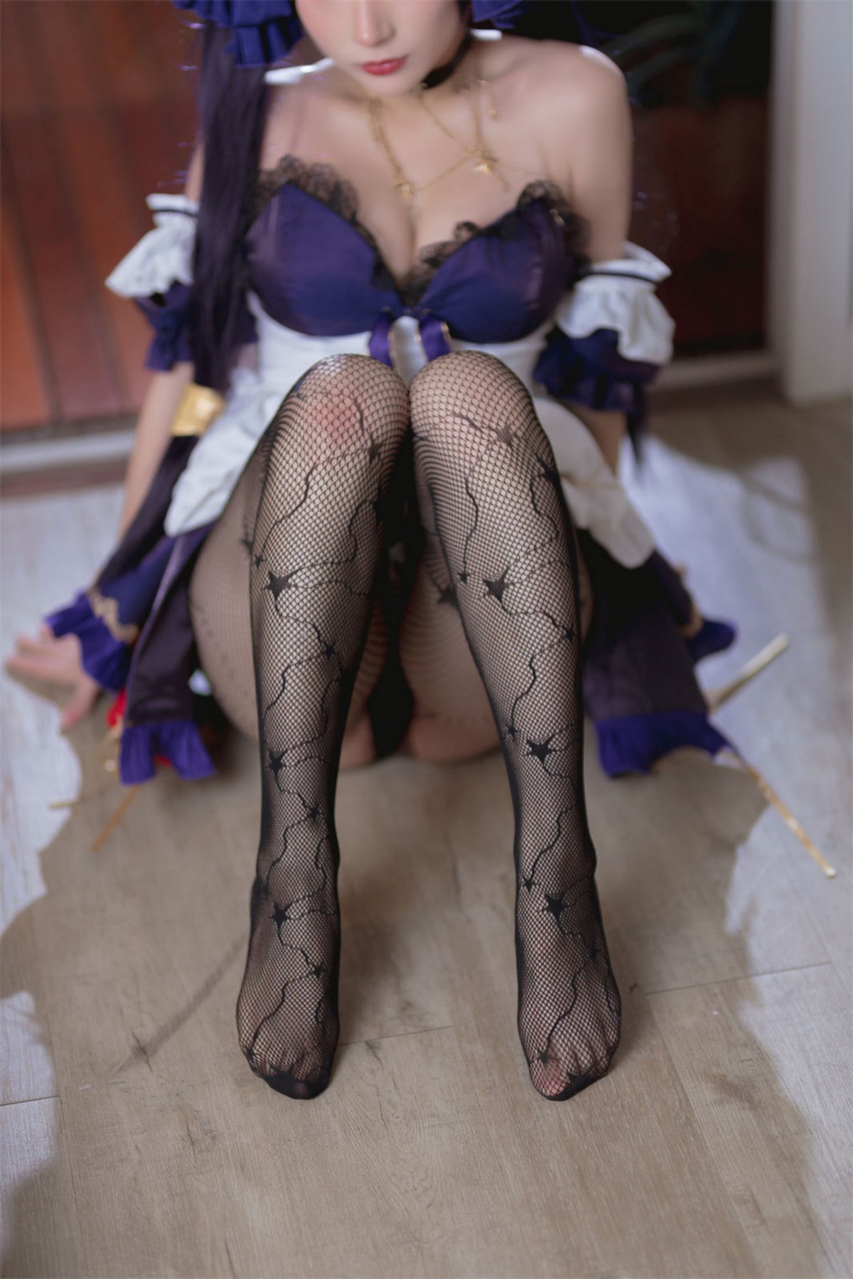 xgyw.top_网络美女是三不是世w原神莫娜女仆主题性感低胸女仆装配黑丝网袜诱惑写真55P
