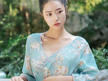[Ugirls爱极品]No.2428_车模方子萱性感中式系列 粉色古典服饰秀完美身材骚扰写真35P