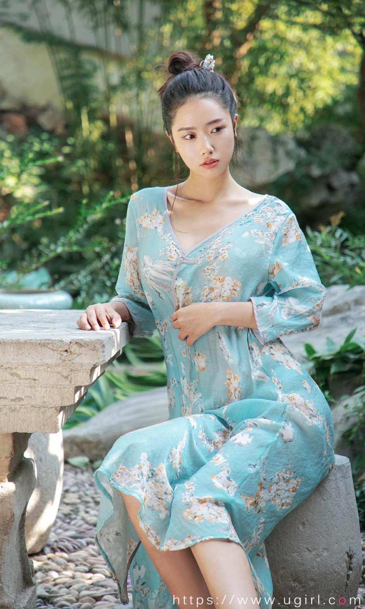 xgyw.top_[Ugirls爱尤物]No.2428_模特方子萱性感旗袍系列 粉色古典服饰秀完美身材诱惑写真35P