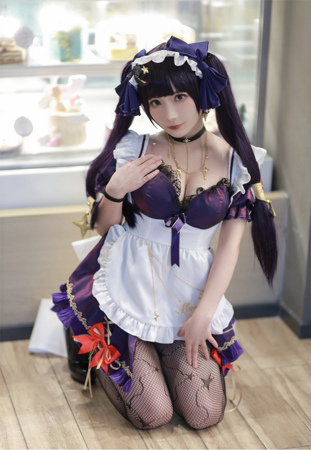 xgyw.top_网络美女是三不是世w原神莫娜女仆主题性感低胸女仆装配黑丝网袜诱惑写真55P