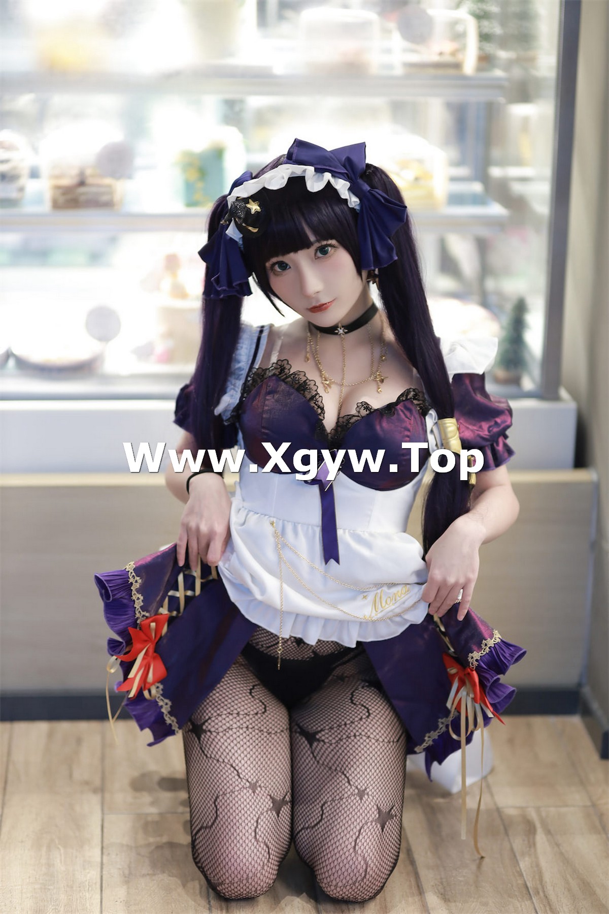 xgyw.top_网络美女是三不是世w原神莫娜女仆主题性感低胸女仆装配黑丝网袜诱惑写真55P