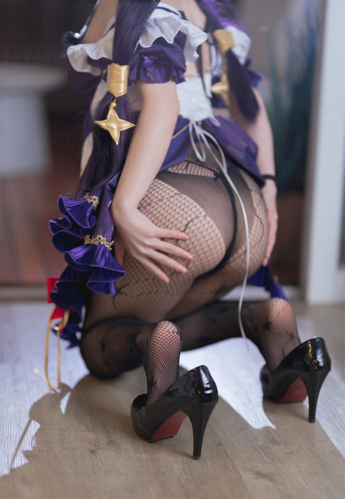 xgyw.top_网络美女是三不是世w原神莫娜女仆主题性感低胸女仆装配黑丝网袜诱惑写真55P