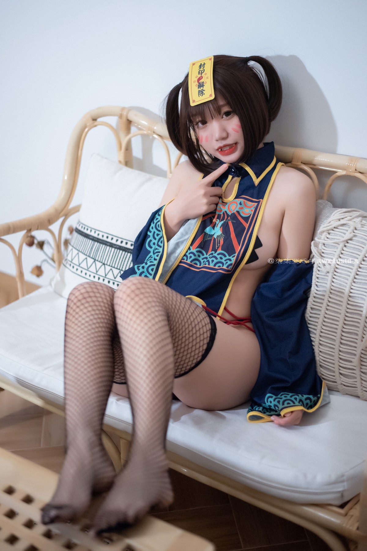 xgyw.top_动漫博主柒柒要乖哦小僵尸主题私房性感真空服饰半撩露豪乳胶带遮点诱惑写真45P