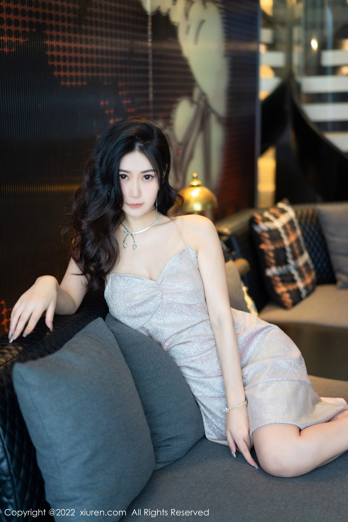 xgyw.top_XiuRen第5659期_模特Laura阿姣性感银色吊带短裙半脱秀惹火身材极致诱惑写真65P