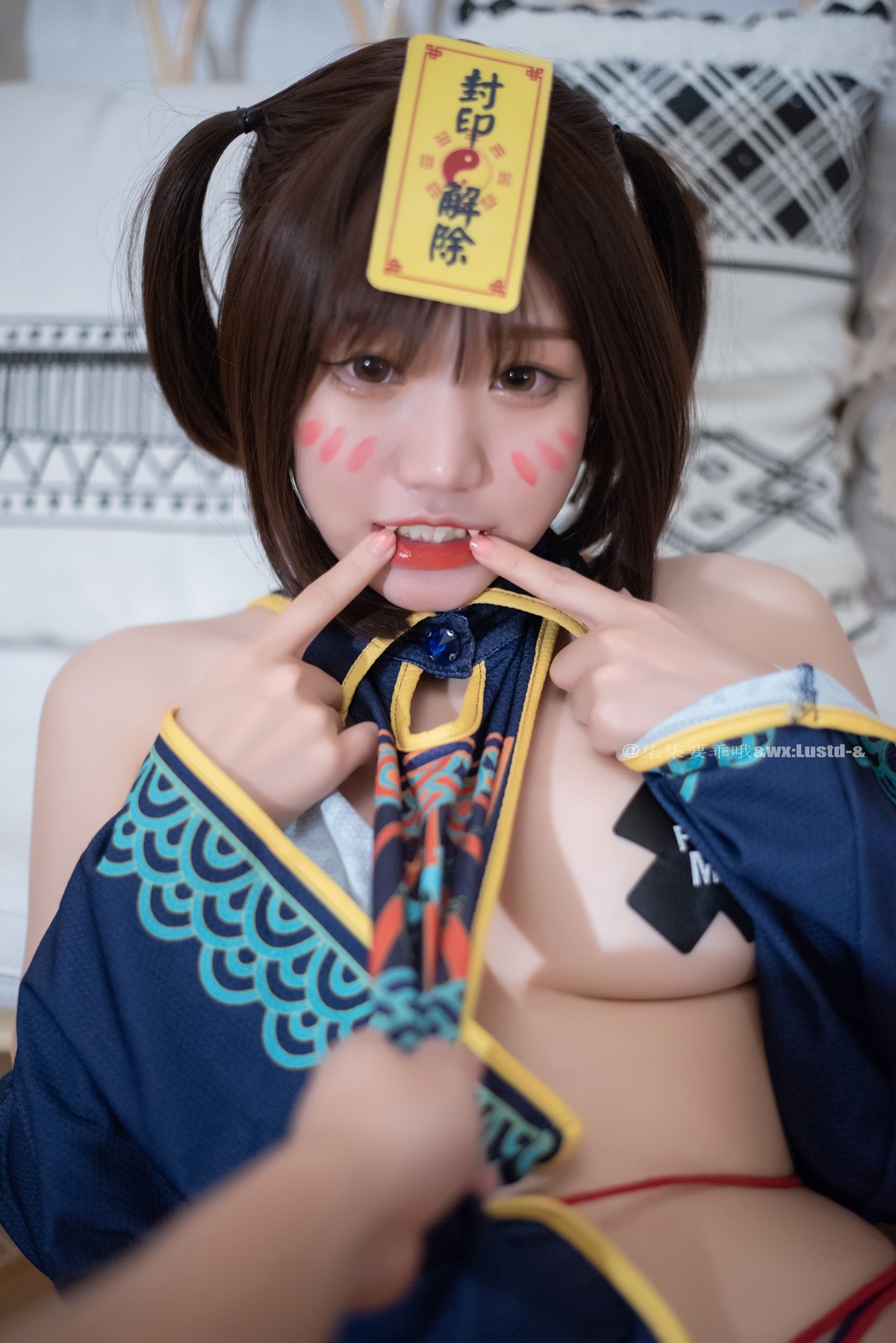 xgyw.top_动漫博主柒柒要乖哦小僵尸主题私房性感真空服饰半撩露豪乳胶带遮点诱惑写真45P