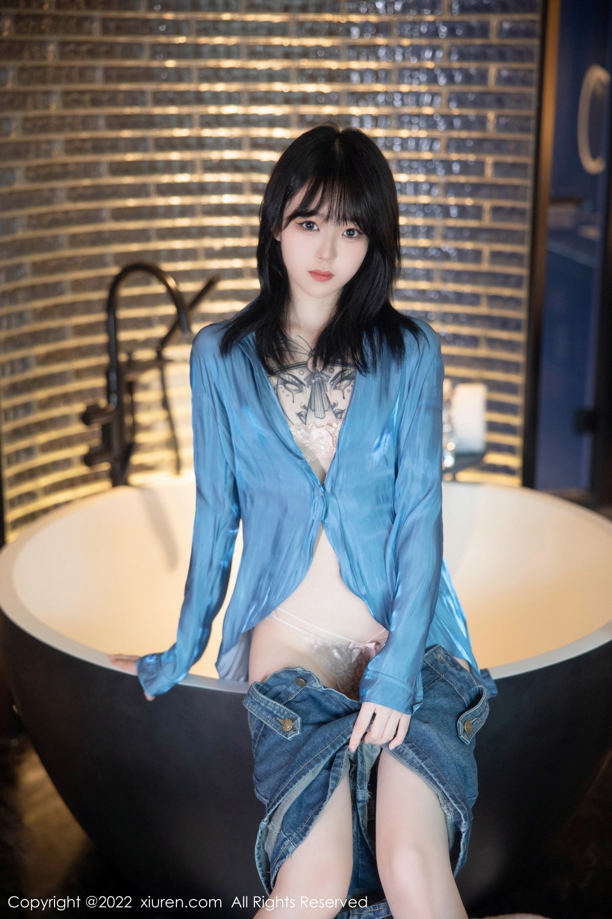 xgyw.top_XiuRen第5662期_模特奶瓶性感蓝色上衣配牛仔短裙半脱露浅色蕾丝内衣诱惑写真97P