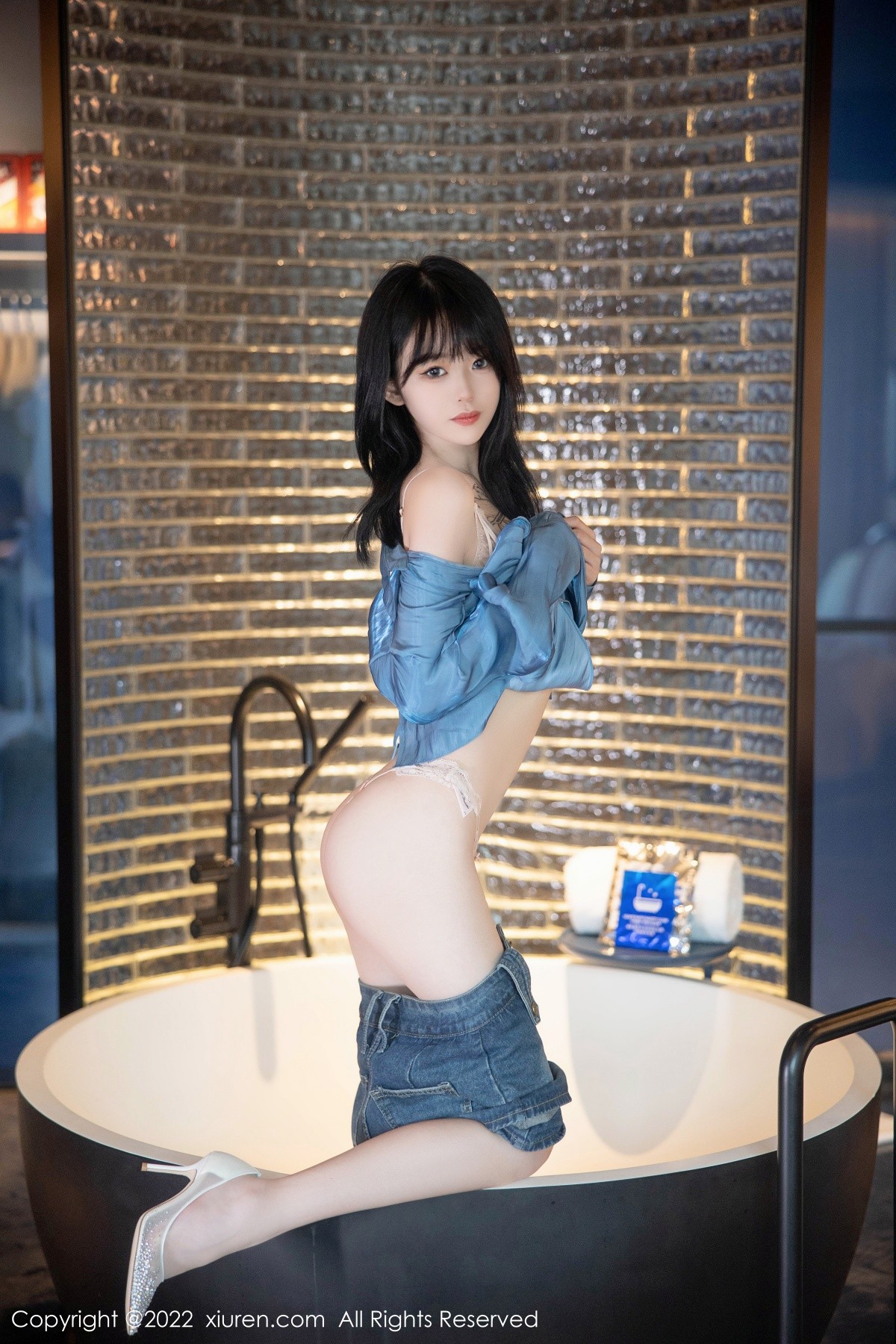 xgyw.top_XiuRen第5662期_模特奶瓶性感蓝色上衣配牛仔短裙半脱露浅色蕾丝内衣诱惑写真97P