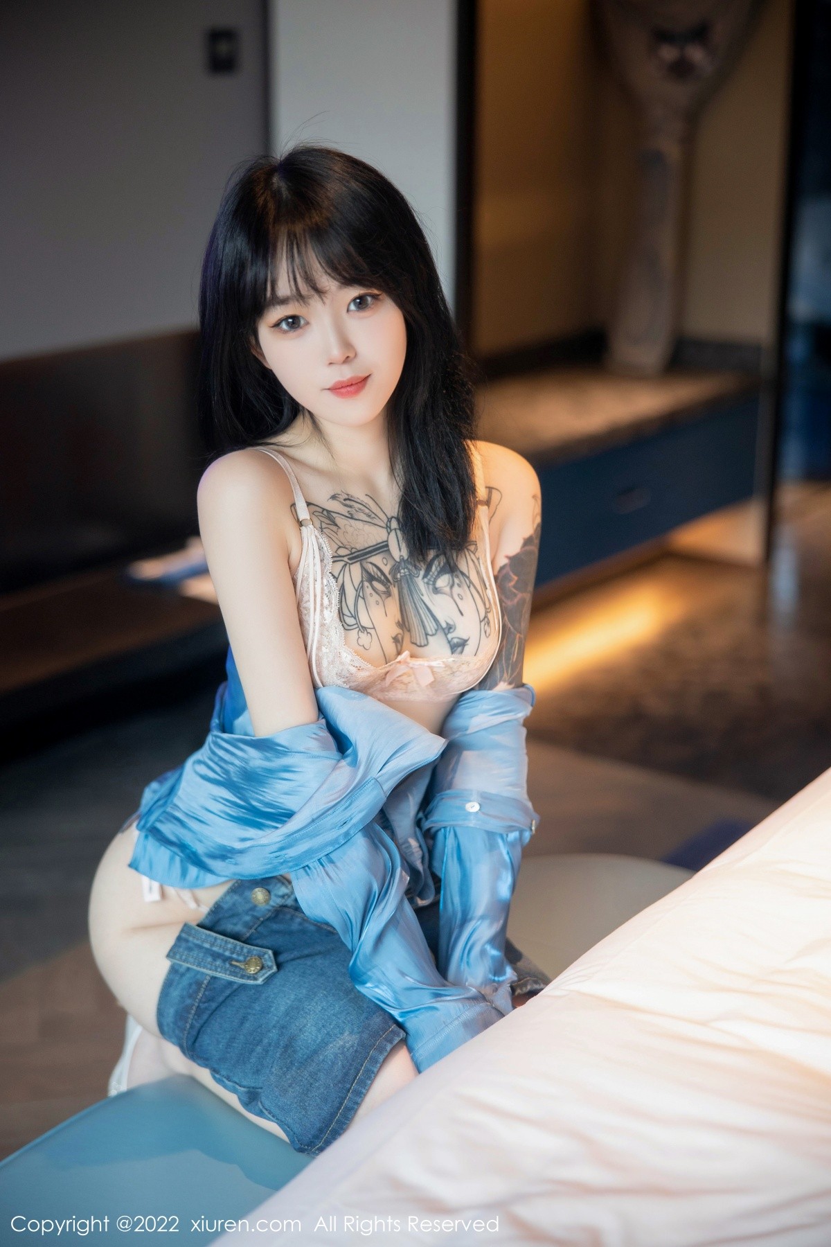 xgyw.top_XiuRen第5662期_模特奶瓶性感蓝色上衣配牛仔短裙半脱露浅色蕾丝内衣诱惑写真97P