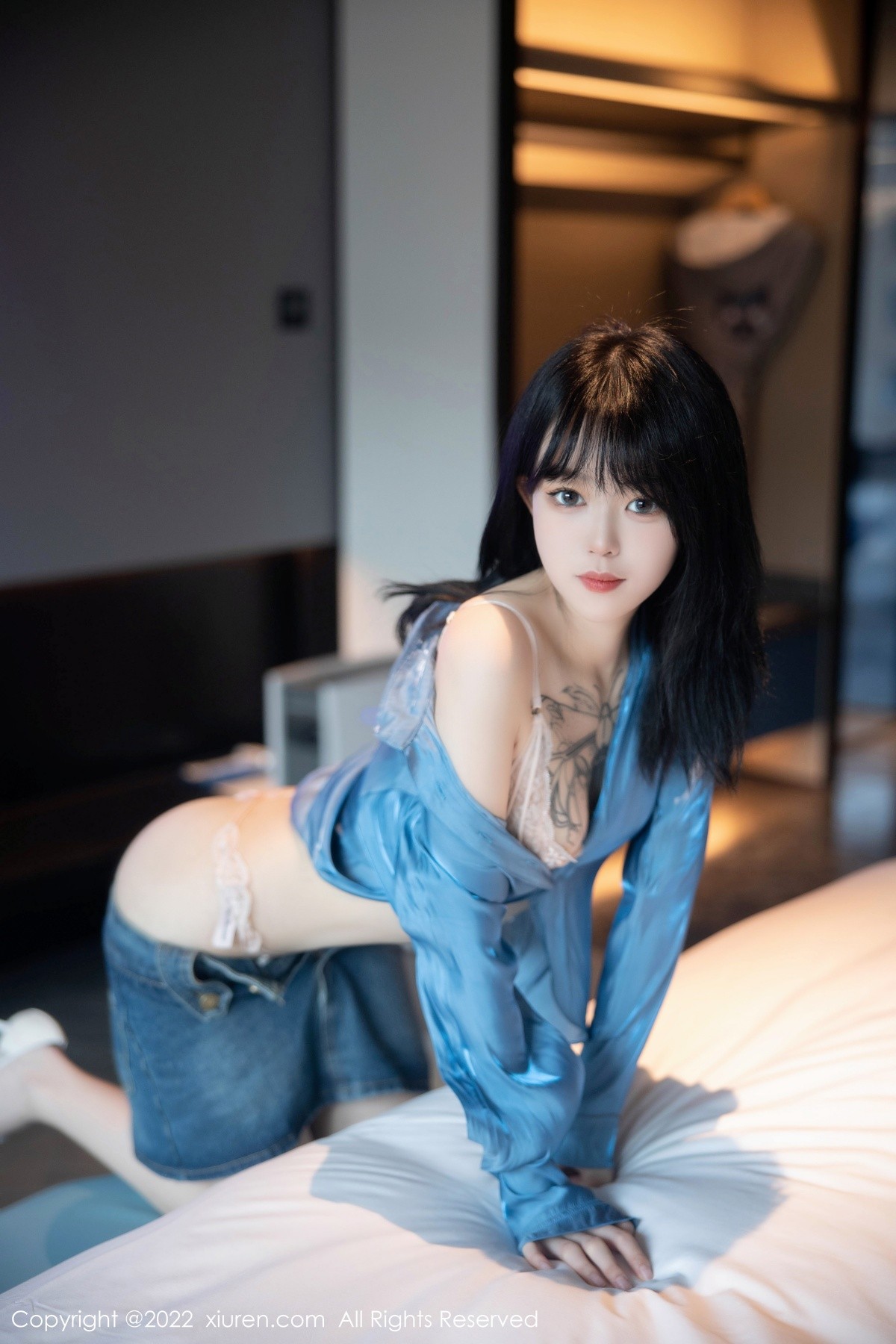 xgyw.top_XiuRen第5662期_模特奶瓶性感蓝色上衣配牛仔短裙半脱露浅色蕾丝内衣诱惑写真97P