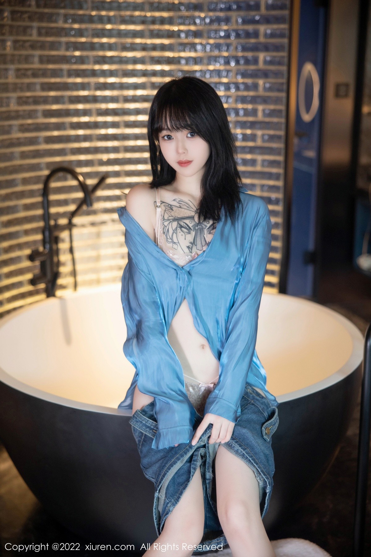 xgyw.top_XiuRen第5662期_模特奶瓶性感蓝色上衣配牛仔短裙半脱露浅色蕾丝内衣诱惑写真97P