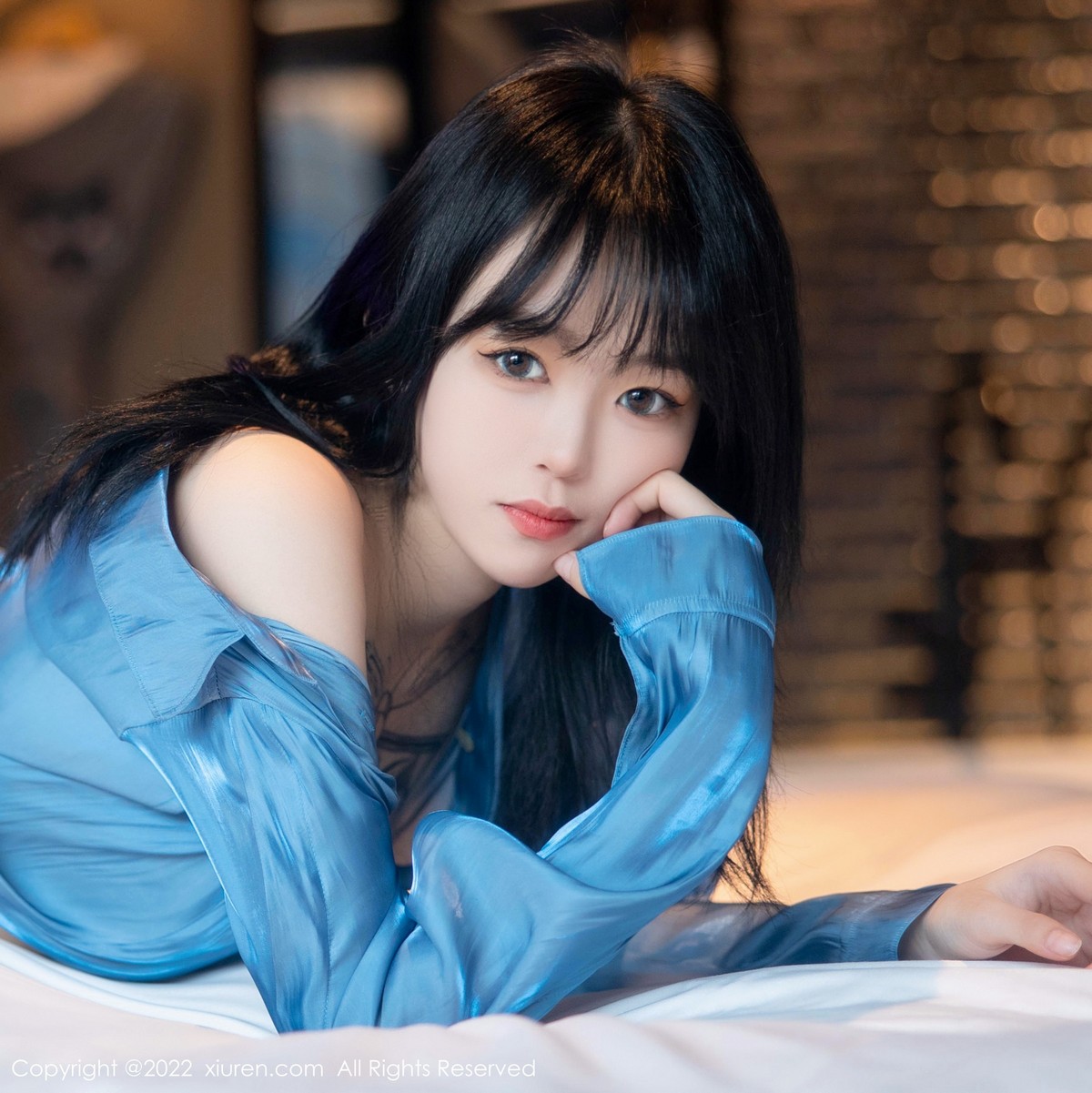 xgyw.top_XiuRen第5662期_模特奶瓶性感蓝色上衣配牛仔短裙半脱露浅色蕾丝内衣诱惑写真97P