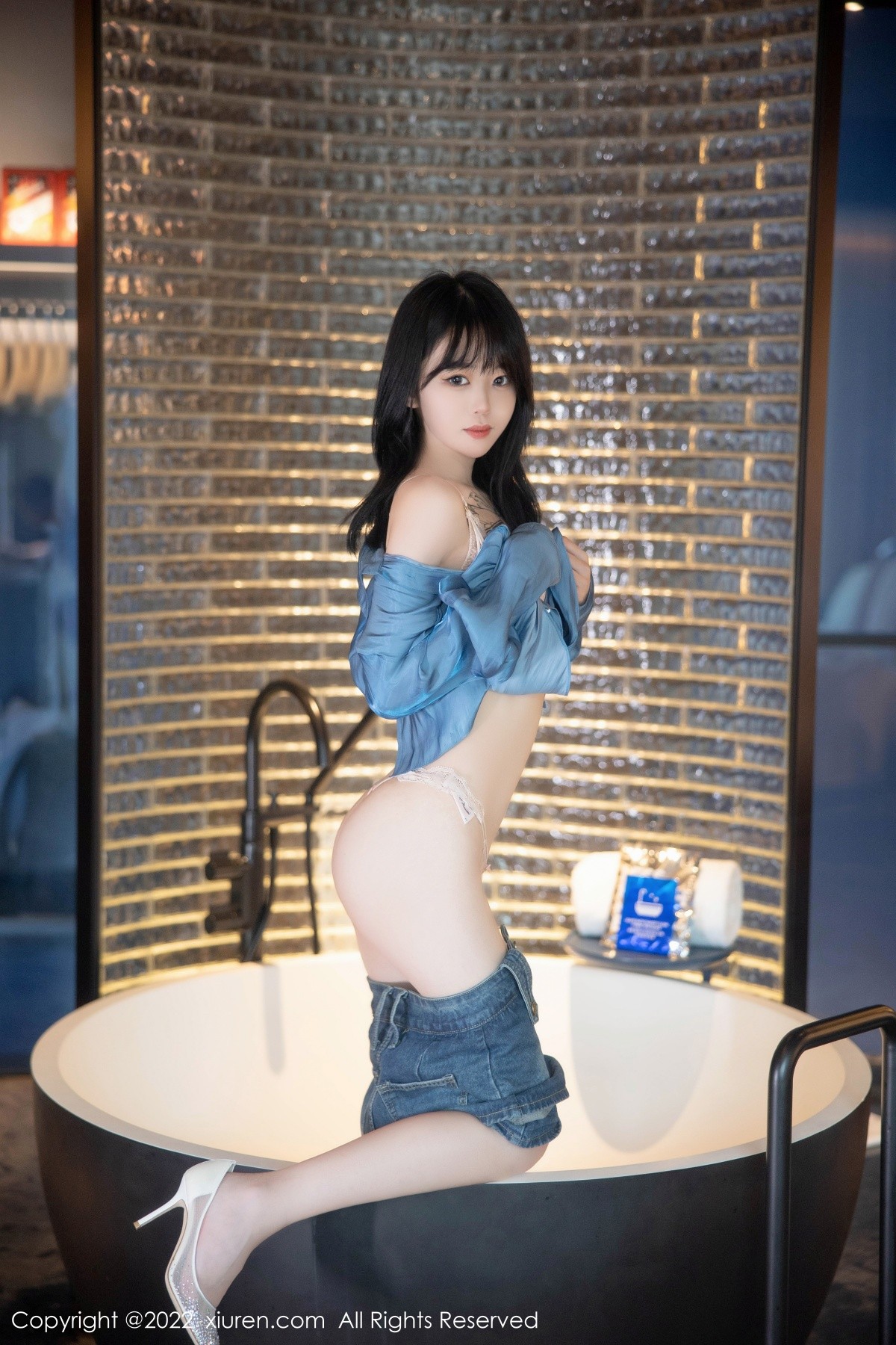 xgyw.top_XiuRen第5662期_模特奶瓶性感蓝色上衣配牛仔短裙半脱露浅色蕾丝内衣诱惑写真97P