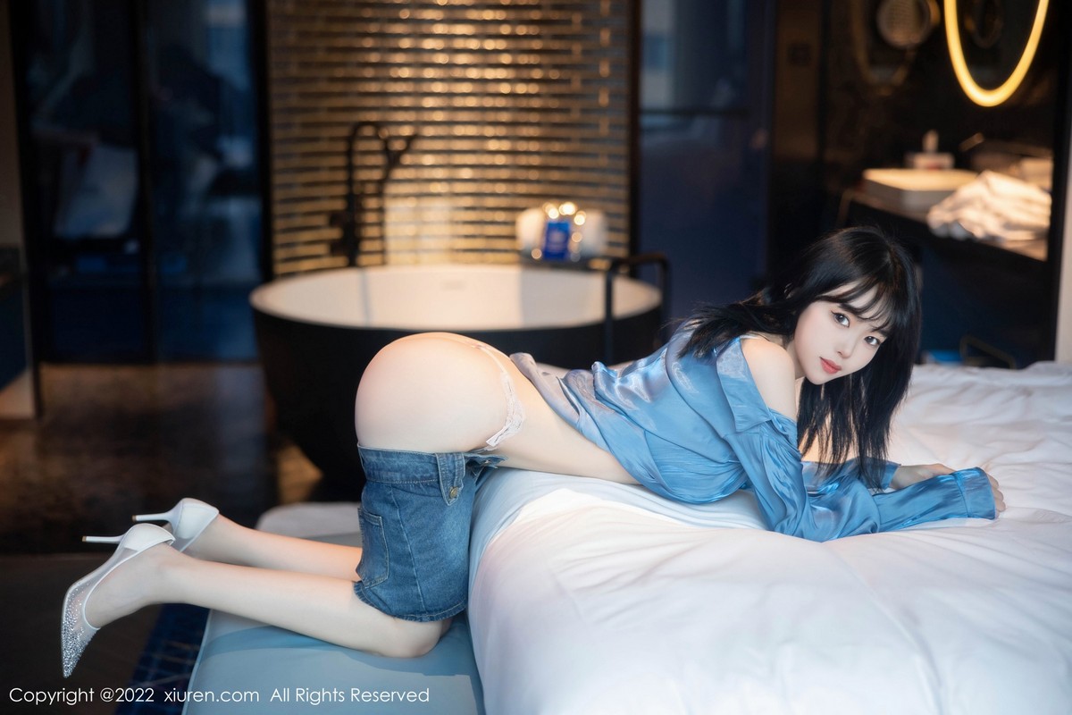 xgyw.top_XiuRen第5662期_模特奶瓶性感蓝色上衣配牛仔短裙半脱露浅色蕾丝内衣诱惑写真97P