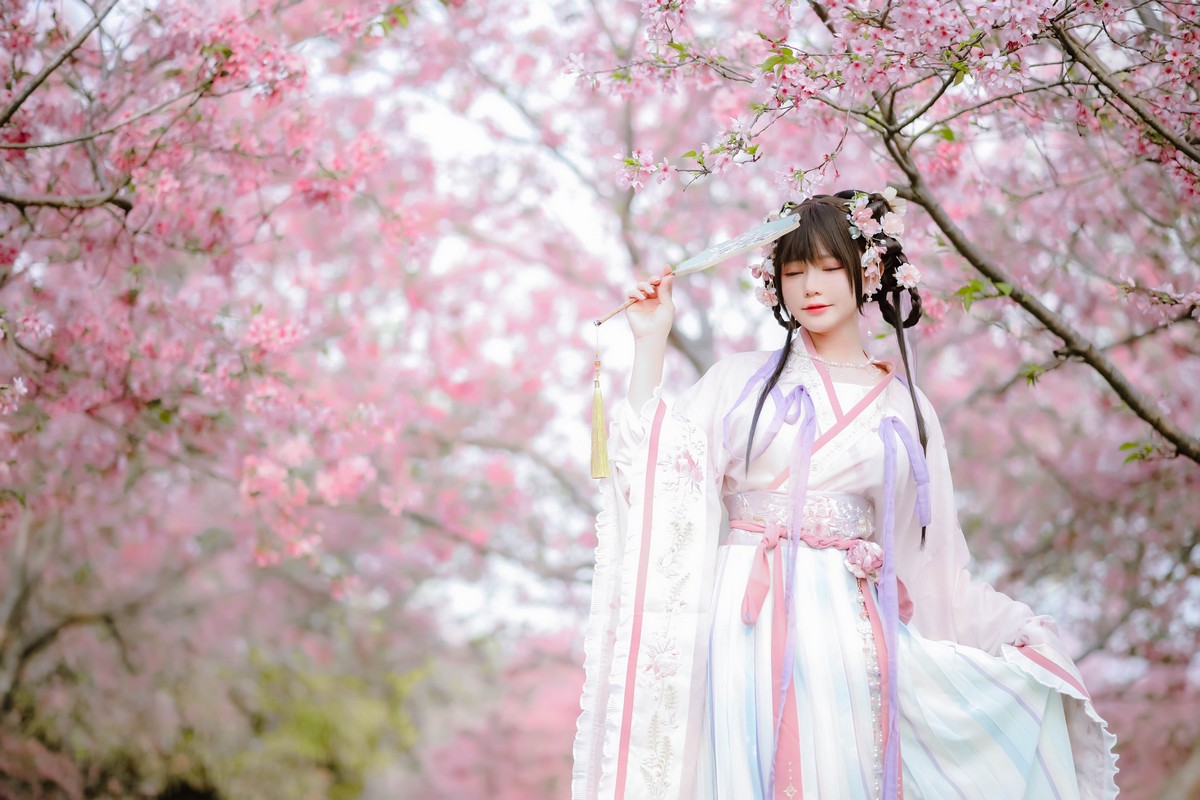 xgyw.top_网络美女Nyako喵子花神祈愿主题户外樱花树下性感古典服饰靓丽迷人写真52P