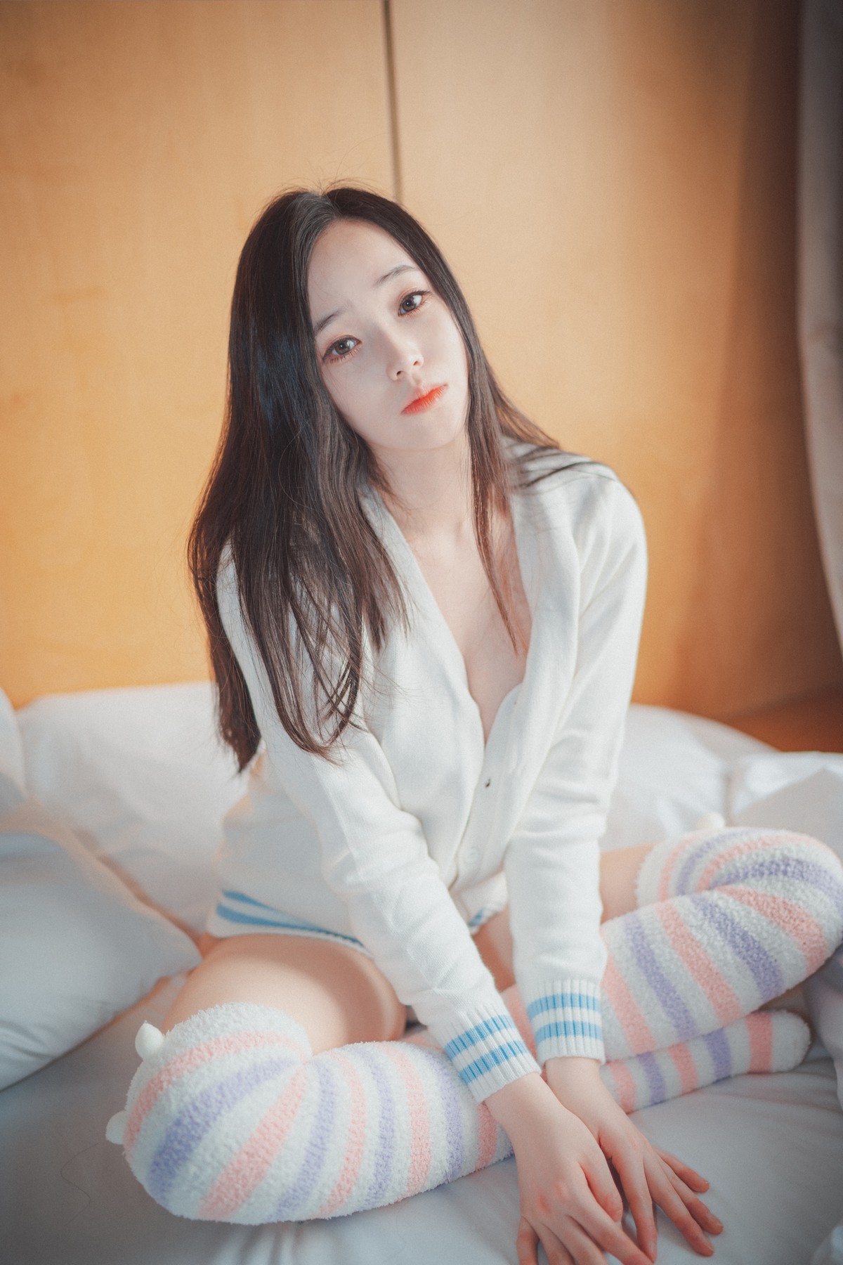 xgyw.top_[DJAWA]No.201_模特BamBi_Homebody Girl主题私房床上半脱秀完美身材诱惑写真50P
