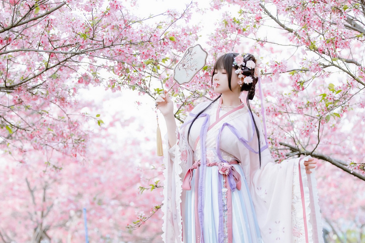 xgyw.top_网络美女Nyako喵子花神祈愿主题户外樱花树下性感古典服饰靓丽迷人写真52P