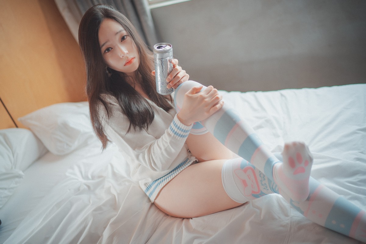 xgyw.top_[DJAWA]No.201_模特BamBi_Homebody Girl主题私房床上半脱秀完美身材诱惑写真50P