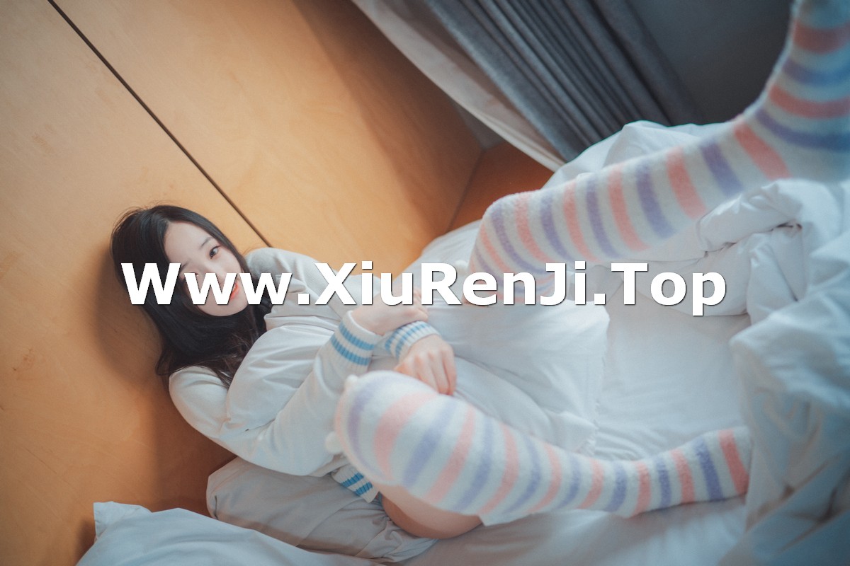 xgyw.top_[DJAWA]No.201_模特BamBi_Homebody Girl主题私房床上半脱秀完美身材诱惑写真50P