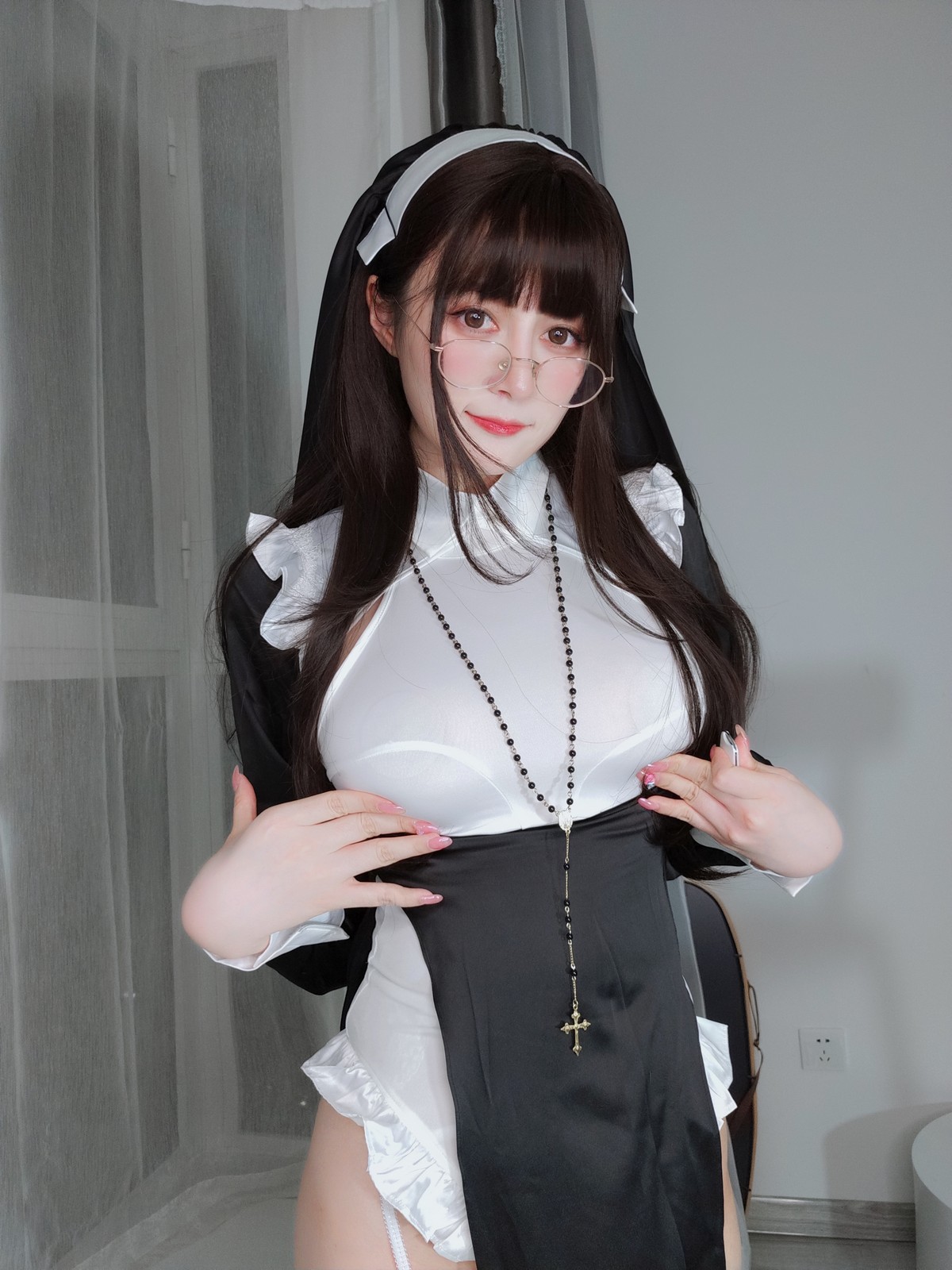 xgyw.top_Coser小姐姐白银修女主题黑白修女服配蕾丝吊袜半脱露豪乳血滴子遮点诱惑写真143P
