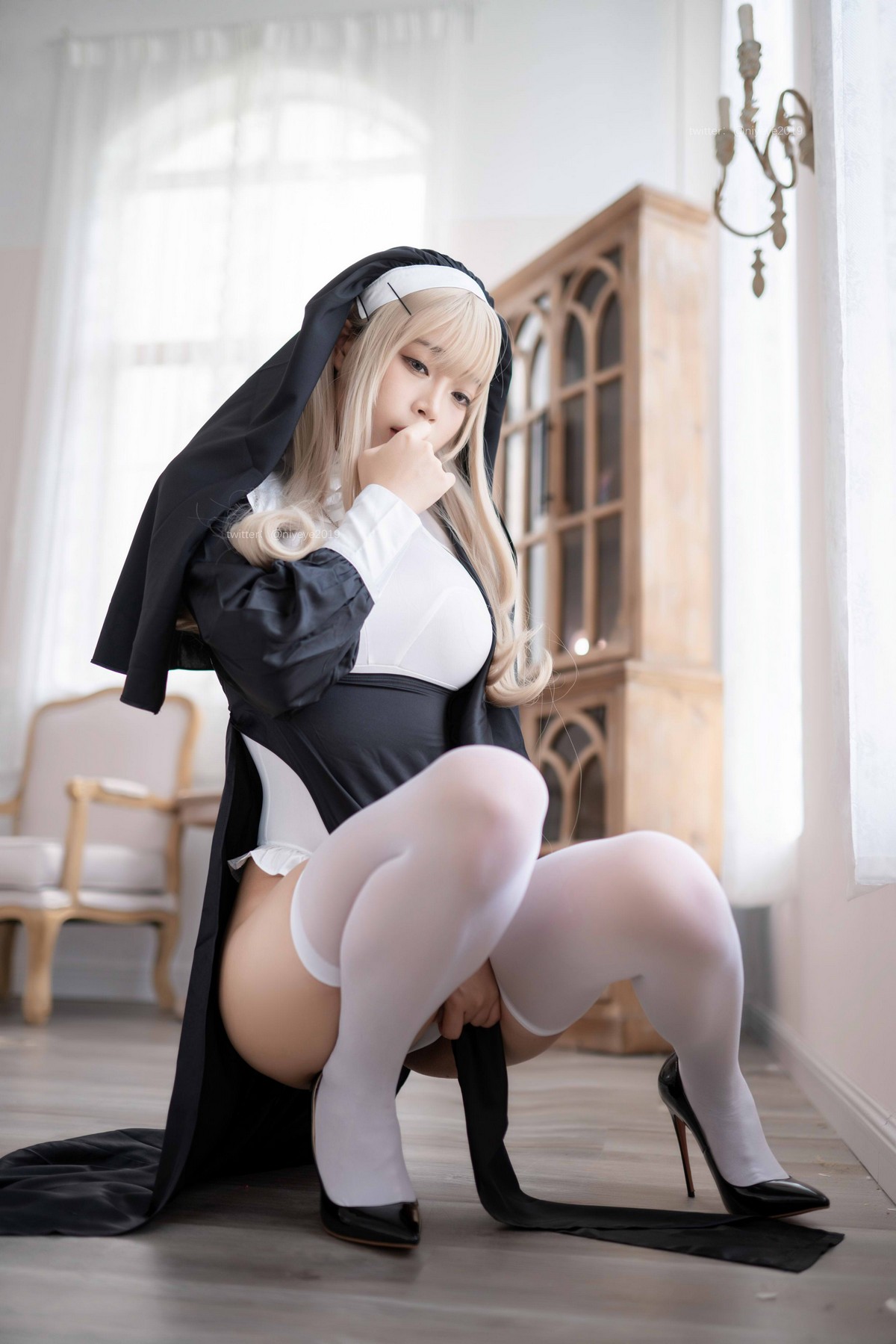 xgyw.top_萌系小姐姐白烨禁x欲修女主题性感黑白服饰配白丝袜秀翘臀美腿撩人诱惑写真78P