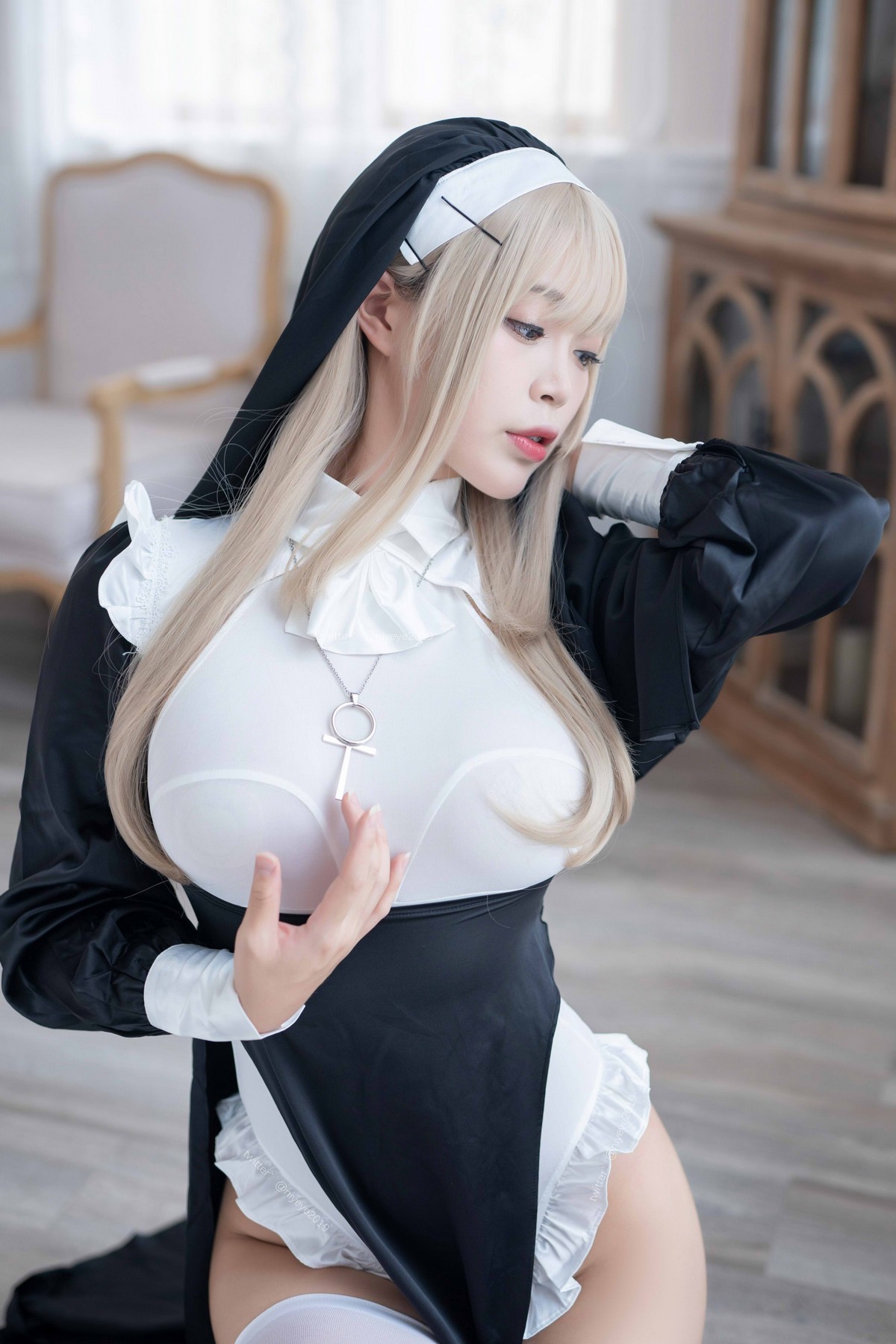 xgyw.top_萌系小姐姐白烨禁x欲修女主题性感黑白服饰配白丝袜秀翘臀美腿撩人诱惑写真78P