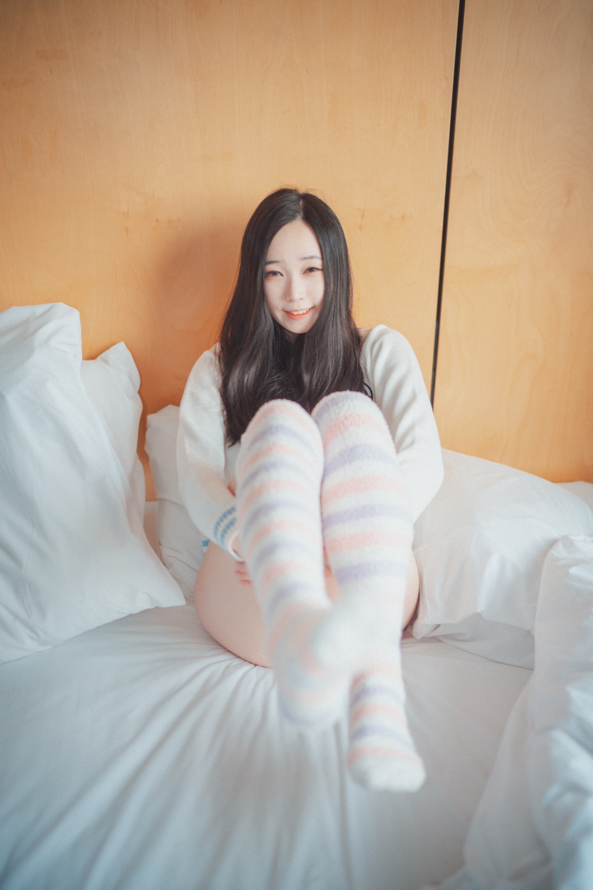 xgyw.top_[DJAWA]No.201_模特BamBi_Homebody Girl主题私房床上半脱秀完美身材诱惑写真50P