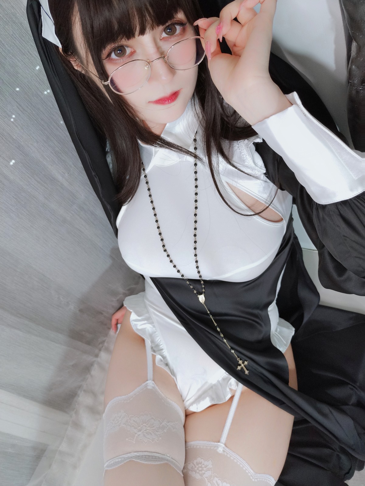 xgyw.top_Coser小姐姐白银修女主题黑白修女服配蕾丝吊袜半脱露豪乳血滴子遮点诱惑写真143P