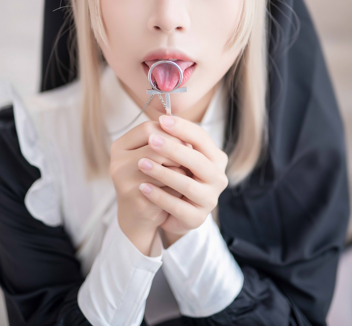 xgyw.top_萌系小姐姐白烨禁x欲修女主题性感黑白服饰配白丝袜秀翘臀美腿撩人诱惑写真78P