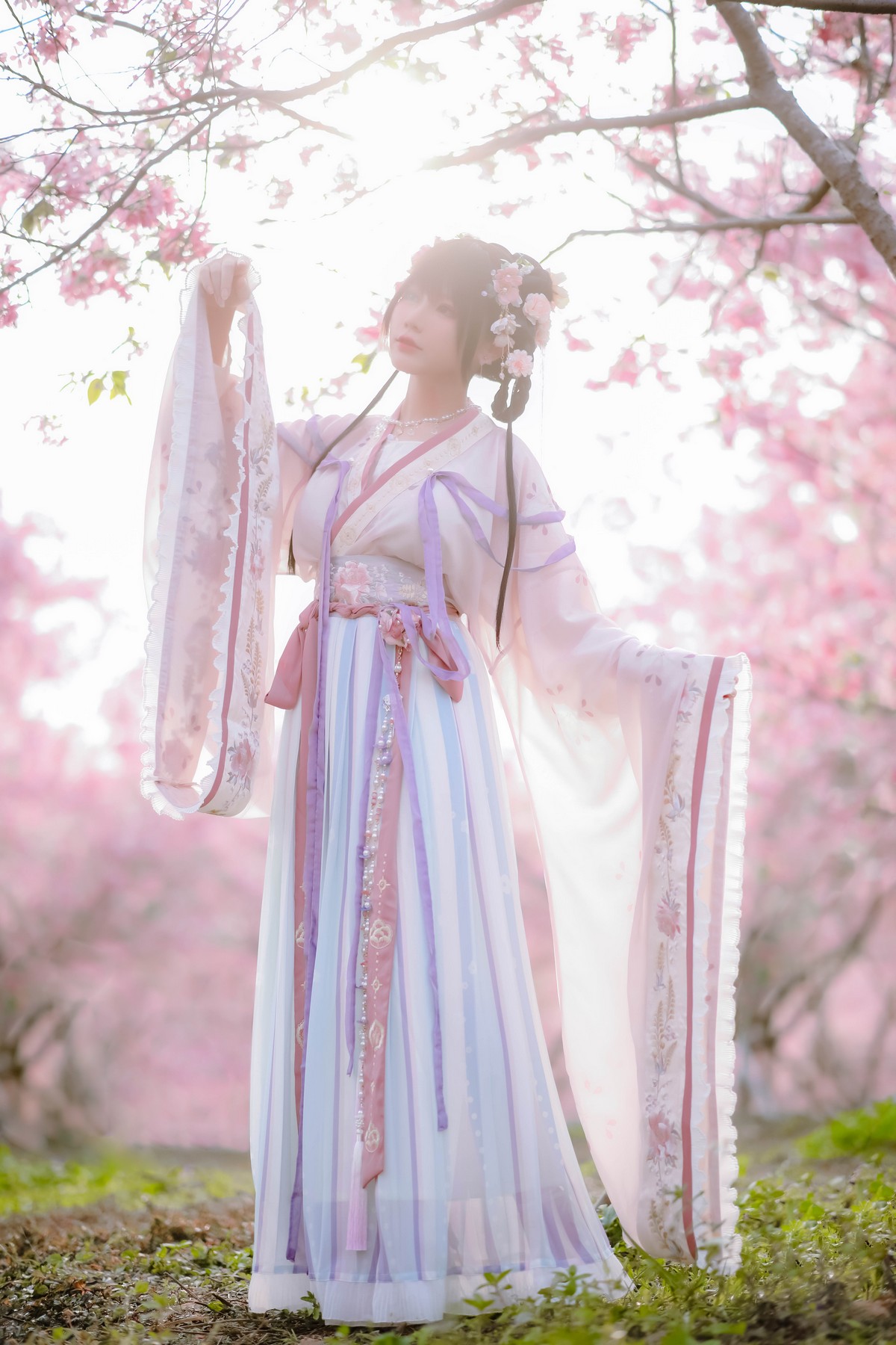 xgyw.top_网络美女Nyako喵子花神祈愿主题户外樱花树下性感古典服饰靓丽迷人写真52P