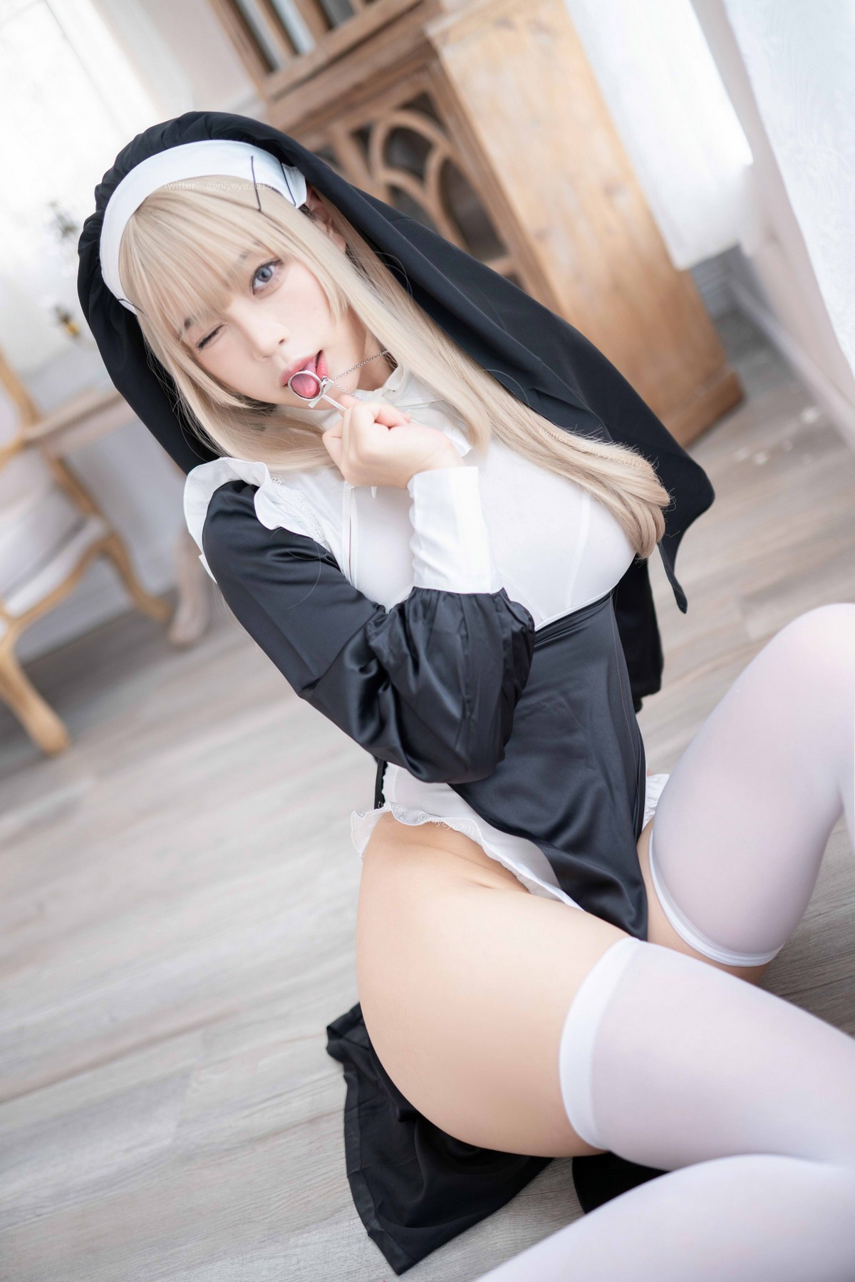 xgyw.top_萌系小姐姐白烨禁x欲修女主题性感黑白服饰配白丝袜秀翘臀美腿撩人诱惑写真78P