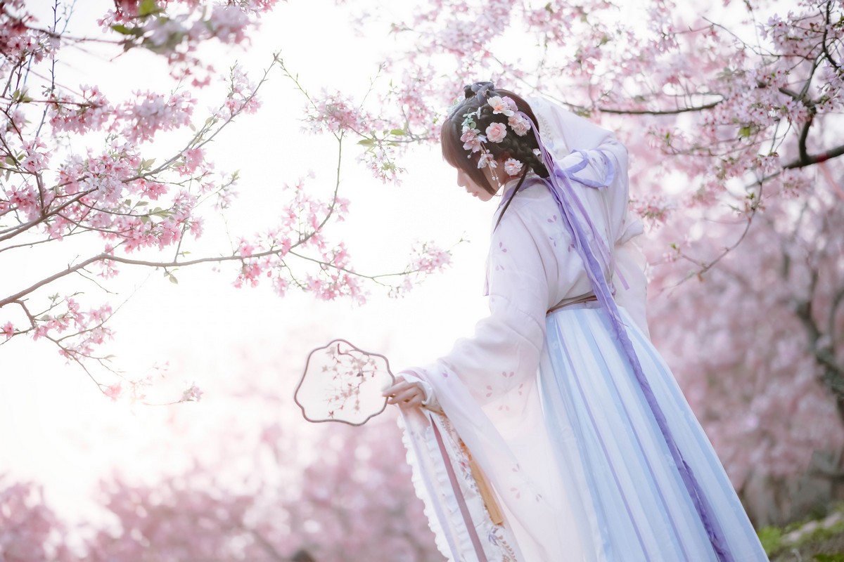 xgyw.top_网络美女Nyako喵子花神祈愿主题户外樱花树下性感古典服饰靓丽迷人写真52P