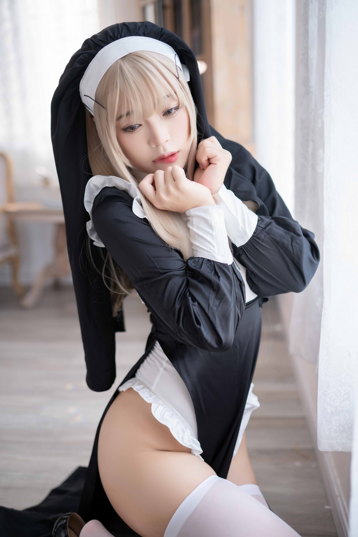 xgyw.top_萌系小姐姐白烨禁x欲修女主题性感黑白服饰配白丝袜秀翘臀美腿撩人诱惑写真78P