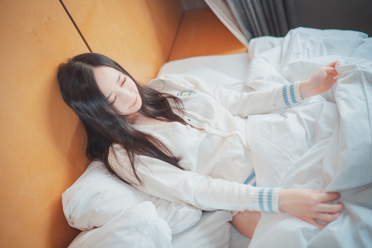 xgyw.top_[DJAWA]No.201_模特BamBi_Homebody Girl主题私房床上半脱秀完美身材诱惑写真50P