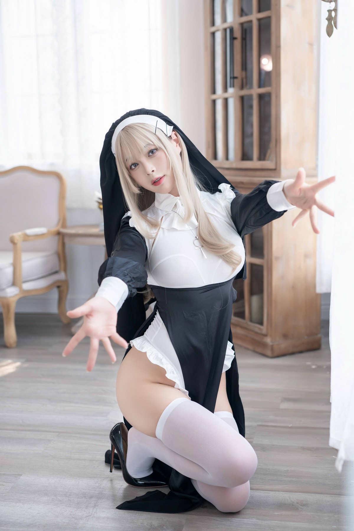 xgyw.top_萌系小姐姐白烨禁x欲修女主题性感黑白服饰配白丝袜秀翘臀美腿撩人诱惑写真78P