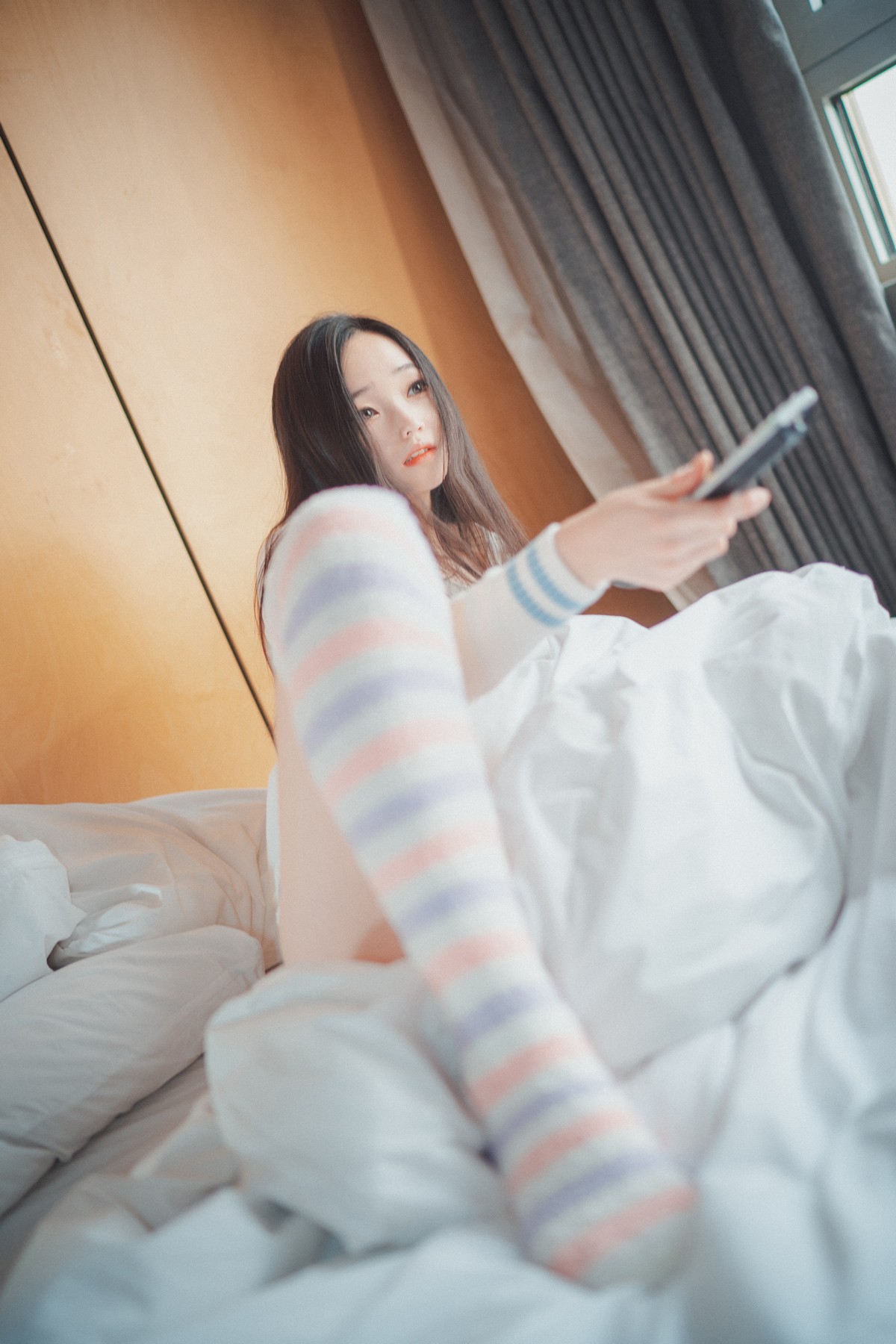 xgyw.top_[DJAWA]No.201_模特BamBi_Homebody Girl主题私房床上半脱秀完美身材诱惑写真50P