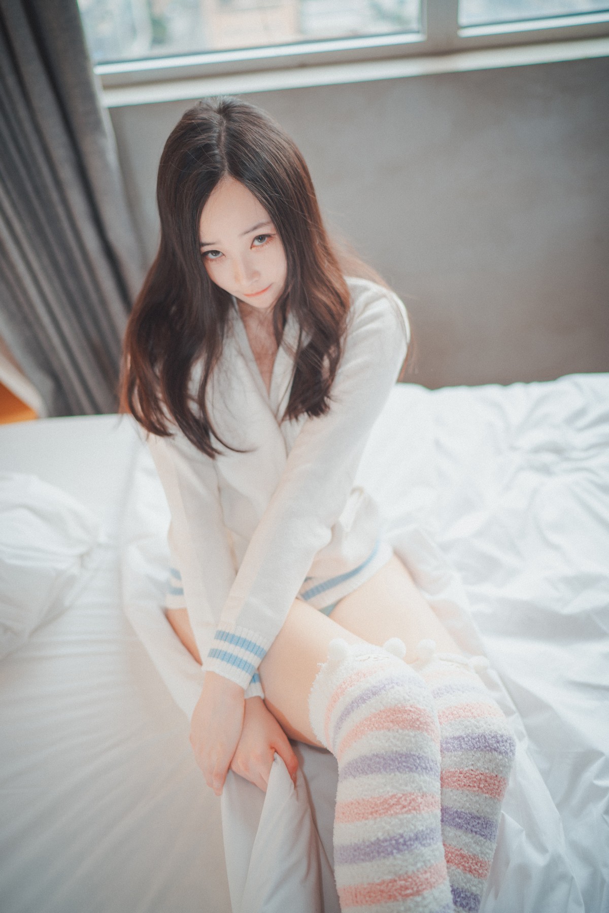 xgyw.top_[DJAWA]No.201_模特BamBi_Homebody Girl主题私房床上半脱秀完美身材诱惑写真50P