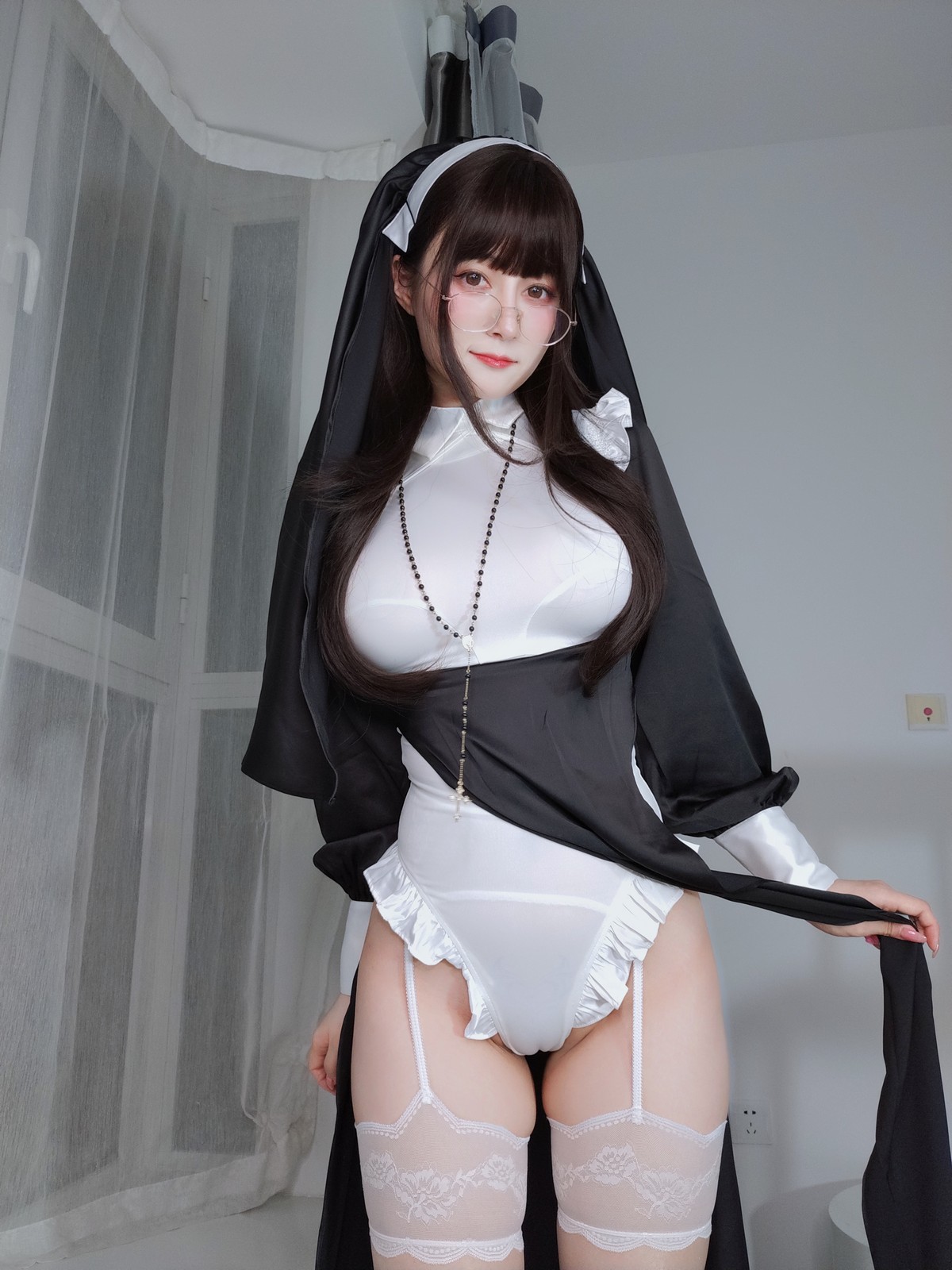 xgyw.top_Coser小姐姐白银修女主题黑白修女服配蕾丝吊袜半脱露豪乳血滴子遮点诱惑写真143P