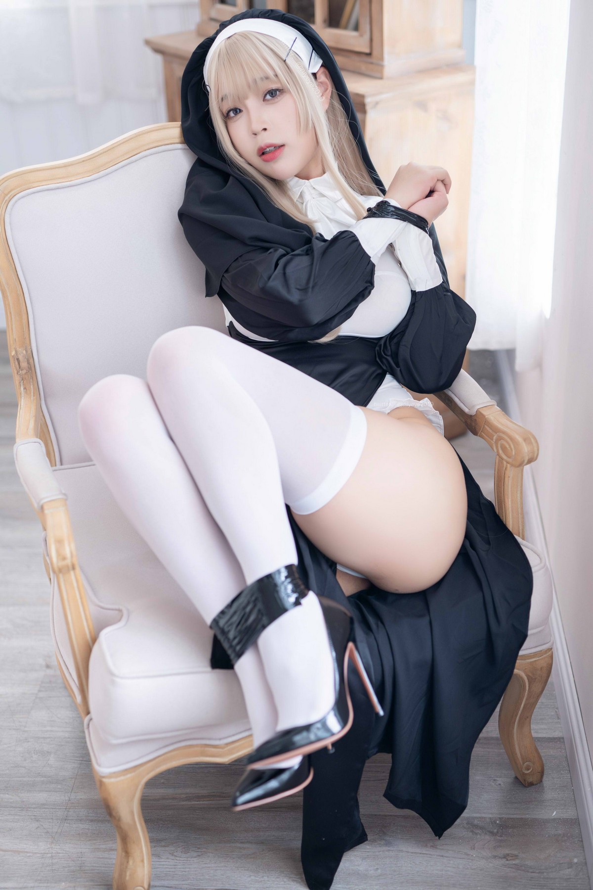 xgyw.top_萌系小姐姐白烨禁x欲修女主题性感黑白服饰配白丝袜秀翘臀美腿撩人诱惑写真78P