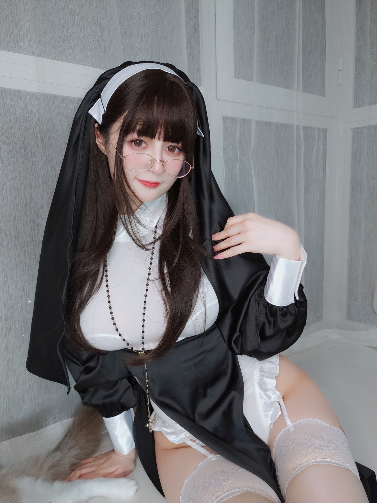 xgyw.top_Coser小姐姐白银修女主题黑白修女服配蕾丝吊袜半脱露豪乳血滴子遮点诱惑写真143P