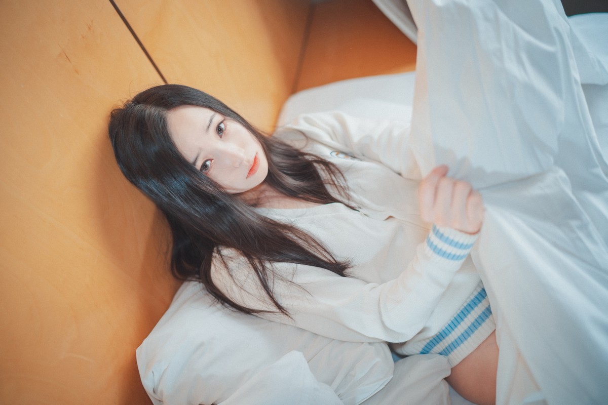 xgyw.top_[DJAWA]No.201_模特BamBi_Homebody Girl主题私房床上半脱秀完美身材诱惑写真50P