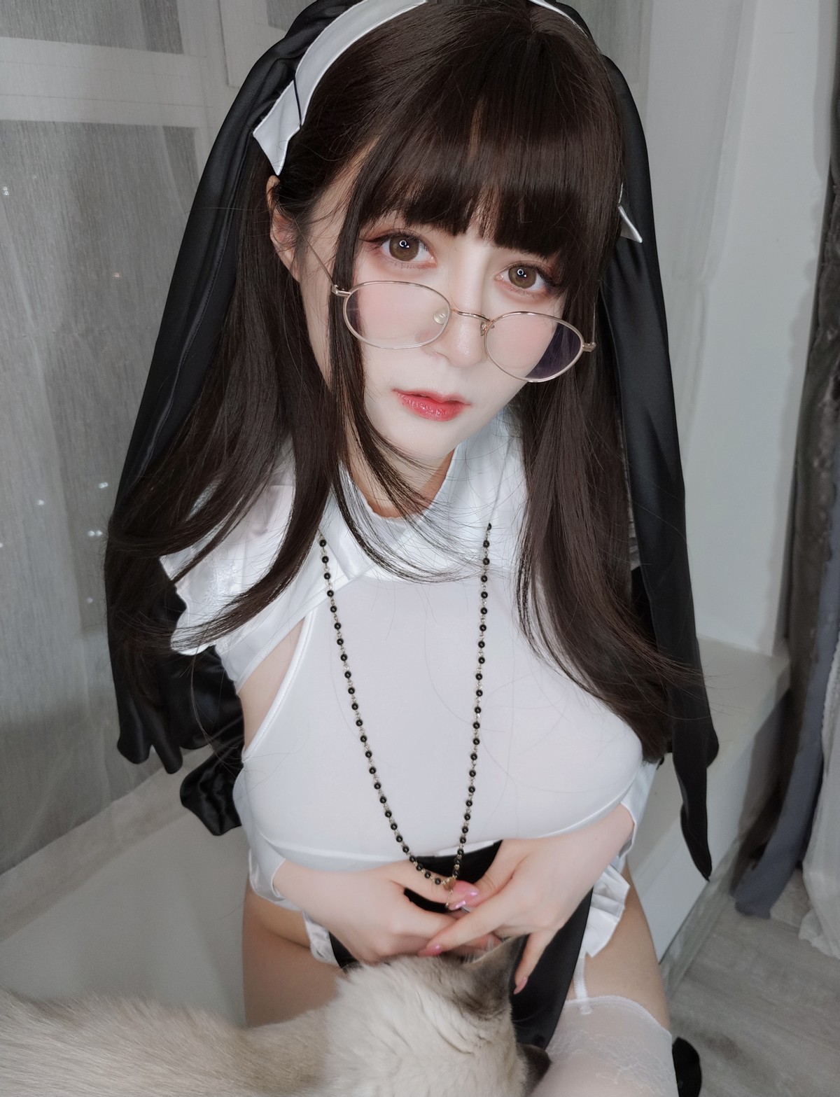 xgyw.top_Coser小姐姐白银修女主题黑白修女服配蕾丝吊袜半脱露豪乳血滴子遮点诱惑写真143P