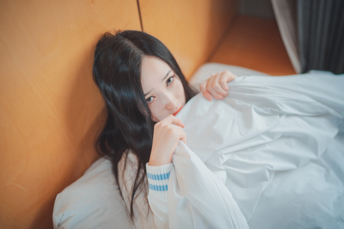 xgyw.top_[DJAWA]No.201_模特BamBi_Homebody Girl主题私房床上半脱秀完美身材诱惑写真50P