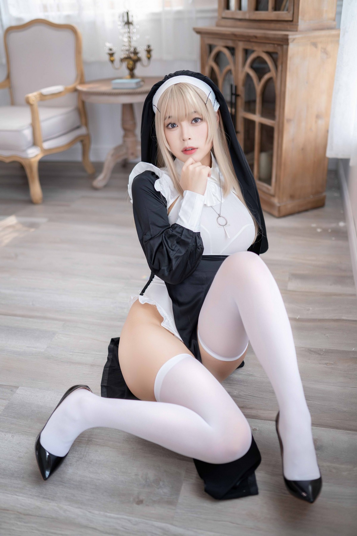 xgyw.top_萌系小姐姐白烨禁x欲修女主题性感黑白服饰配白丝袜秀翘臀美腿撩人诱惑写真78P